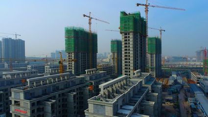 丹河藍灣項目建設穩(wěn)步推進，多棟住宅樓陸續(xù)封頂